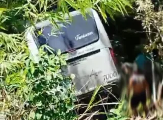 Susto na estrada: Ônibus sai da pista e tomba na estrada entre Porto Seguro e Trancoso