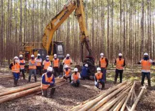 Suzano abre inscrições para nova turma de operadoras e operadores de máquinas florestais