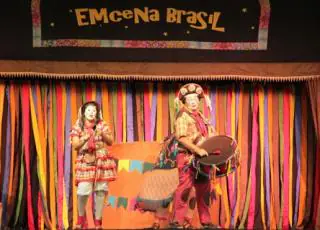 Suzano Papel e Celulose patrocina teatro móvel do projeto Emcena Brasil em Mucuri