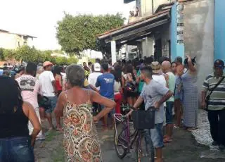 Tarde sangrenta em Eunapólis, 07 baleados em barbearia. Veja vídeo