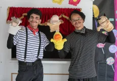 Teatro de fantoches de "Os Saltimbancos" transforma tarde de aprendizado na Escola Paz e Bem