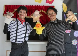 Teatro de fantoches de "Os Saltimbancos" transforma tarde de aprendizado na Escola Paz e Bem
