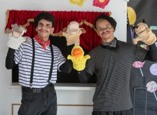 Teatro de fantoches de "Os Saltimbancos" transforma tarde de aprendizado na Escola Paz e Bem