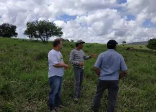 Técnicos da Secretaria de Agricultura atuam no Jardim Novo para dar orientações aos produtores rurais sobre manejo do solo