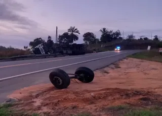 Teixeira de Freitas - Acidente na BR 101 resulta em tombamento e prisão por furto de carga