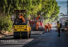Teixeira de Freitas avança com obras de drenagem no bairro Luiz Eduardo e pavimentação no Jardim Liberdade