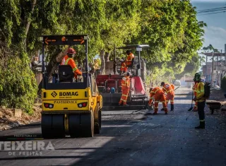 Teixeira de Freitas avança com obras de drenagem no bairro Luiz Eduardo e pavimentação no Jardim Liberdade