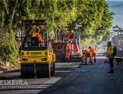 Teixeira de Freitas avança com obras de drenagem no bairro Luiz Eduardo e pavimentação no Jardim Liberdade
