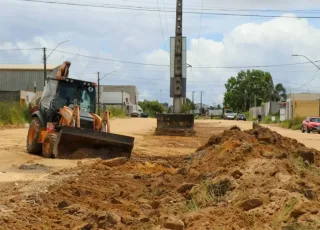 Teixeira de Freitas - Avenida das Galáxias está em fase inicial do serviço de pavimentação