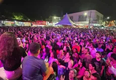  Teixeira de Freitas celebra o Dia da Bíblia com louvor e comunhão na Praça da Bíblia