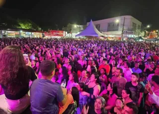  Teixeira de Freitas celebra o Dia da Bíblia com louvor e comunhão na Praça da Bíblia