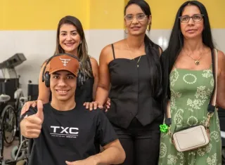 Teixeira de Freitas entrega cadeiras de rodas a usuários do CER IV e Oficina Ortopédica