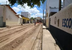 Teixeira de Freitas inicia terraplanagem para pavimentação de rua no São Lourenço