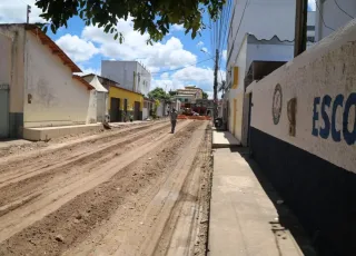 Teixeira de Freitas inicia terraplanagem para pavimentação de rua no São Lourenço