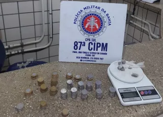 Teixeira de Freitas: Suspeito foge ao ver a PM, que apreende maconha, dinheiro e balança