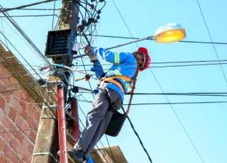 TEIXEIRA ILUMINADA: Prefeitura realiza instalação e troca de lâmpadas nos bairros do município