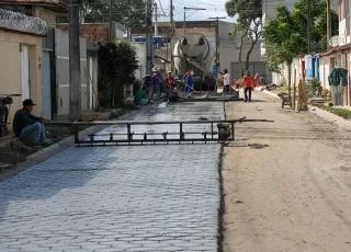 Teixeira - Prefeitura prossegue com pavimentação de  rua no bairro Jardim Caraípe