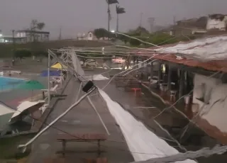 Tempestade repentina leva medo e destruição para moradores de Itapetinga. Subestação da Coelba explodiu