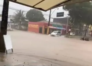 Temporal alaga ruas de Nova Viçosa e cidade registra volume de chuva para 2 meses em 24 horas