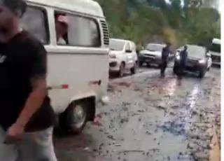 Temporal com ventos fortes tomba carreta, derruba árvores e interdita a BR 101 em Itabela