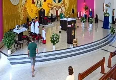 “Diga para o seu Jesus que a condenação dele está próxima”: homem invade altar e avança contra bispo durante missa
