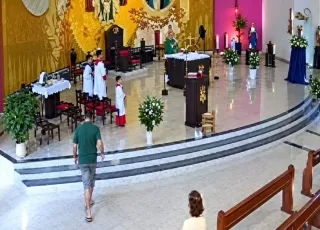 “Diga para o seu Jesus que a condenação dele está próxima”: homem invade altar e avança contra bispo durante missa