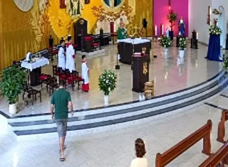 “Diga para o seu Jesus que a condenação dele está próxima”: homem invade altar e avança contra bispo durante missa