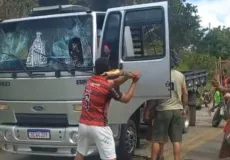 Tensão na BR-101: Caminhoneira é ameaçada e tem veículo incendiado durante protesto indígena