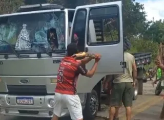 Tensão na BR-101: Caminhoneira é ameaçada e tem veículo incendiado durante protesto indígena