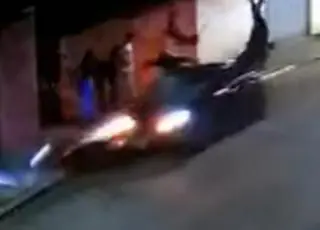 Tio atropela suspeitos de assalto ao vê-los abordando sobrinhos; veja o vídeo