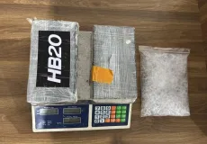Tiros e fuga: suspeitos abandonam mais de 2 kg de cocaína em Cabrália