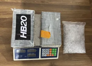 Tiros e fuga: suspeitos abandonam mais de 2 kg de cocaína em Cabrália