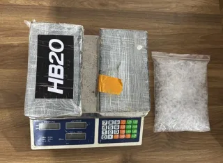 Tiros e fuga: suspeitos abandonam mais de 2 kg de cocaína em Cabrália