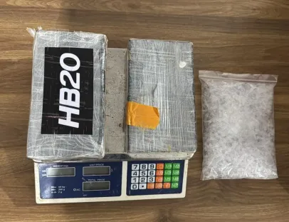 Tiros e fuga: suspeitos abandonam mais de 2 kg de cocaína em Cabrália