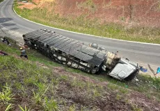 Tombamento de caminhão carregado de bois fecha BR-101 por horas na altura de Itamaraju