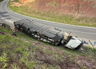 Tombamento de caminhão carregado de bois fecha BR-101 por horas na altura de Itamaraju