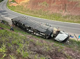 Tombamento de caminhão carregado de bois fecha BR-101 por horas na altura de Itamaraju