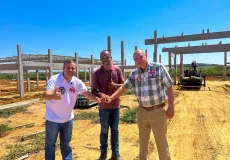 Tonzinho acompanha avanço da obra de R$ 22 milhões da nova escola de Lajedão ao lado de Danilo Fraga
