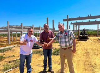 Tonzinho acompanha avanço da obra de R$ 22 milhões da nova escola de Lajedão ao lado de Danilo Fraga