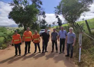 Topografia marca primeira etapa do asfaltamento da Rua Rubens Davi até novo cemitério, em Itanhém