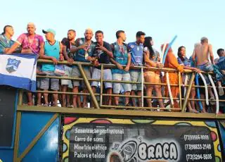 Torcedores comemoram o tetracampeonato da Seleção de Itamaraju com carreata pelas ruas da cidade