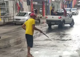 Trabalho ostensivo da Prefeitura de Medeiros Neto mantém ruas limpas após cada noite do Arraiá do Água Fria