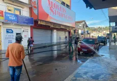 Trabalho ostensivo da Prefeitura de Medeiros Neto reforça limpeza pública com lavagem de ruas e avenidas do centro