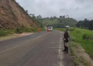 Tráfego de veículos na BA-290, que liga Teixeira de Freitas à Alcobaça, é liberado