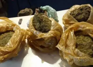 Traficante flagrado tentando enterrar 5 kg de maconha