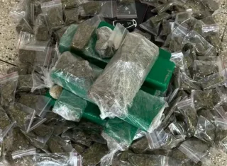 Traficantes são presos pela RONDESP/ES  em Teixeira de Freitas. Drogas foram apreendidas