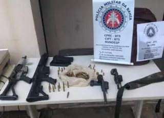 Traficantes morrem em confronto com a polícia; Com eles foram encontrados fuzis AR 15 usados em guerras