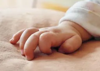 Traficantes tomam bebê da mãe como pagamento de dívida de drogas