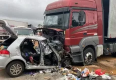 Tragédia: 06 pessoas da mesma família morrem após colisão com carreta em  Minas Gerais