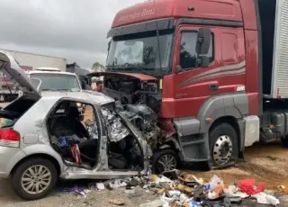 Tragédia: 06 pessoas da mesma família morrem após colisão com carreta em  Minas Gerais